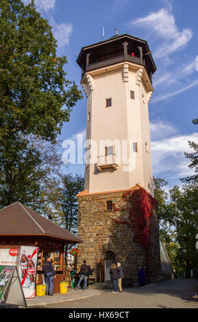 Karlovy Vary, Tschechien - Oktober 01: Aussichtsturm Diana in Karlovy Vary/Karlsbad platzieren aka Carlsbad, tschechischen berühmten Kurort am 1. Oktober 2015 in Karlsbad Stockfoto