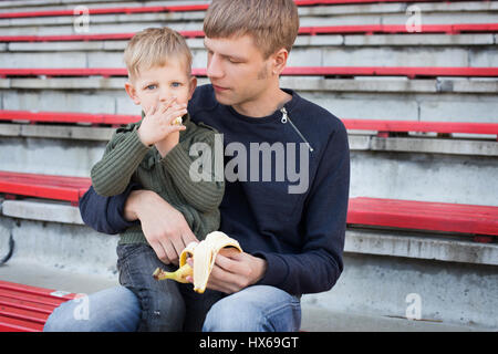 Vater und Sohn spielen. Outdoor-Porträt. Zum Vatertag Stockfoto