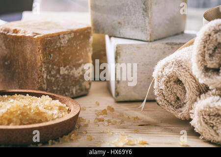 Badesalz, Handtücher und Seifen - Spa-Konzept Stockfoto