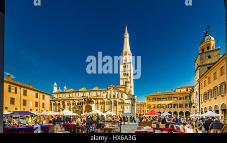 Stände der Antikmarkt in den wichtigsten Platz von Modena in Italien Stockfoto