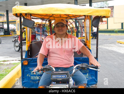 Reise nach Iquitos, Peru. Besuch der lokalen Ayahuasca Heilung Zentrum beteiligen Shipibo Medizin Zeremonie mit Schamanen und trinken Dieta Pflanzen Stockfoto