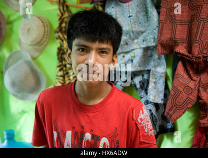 Reise nach Iquitos, Peru. Besuch der lokalen Ayahuasca Heilung Zentrum beteiligen Shipibo Medizin Zeremonie mit Schamanen und trinken Dieta Pflanzen Stockfoto