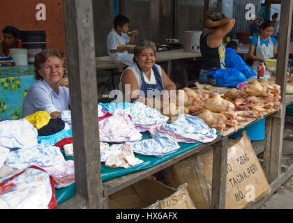 Reise nach Iquitos, Peru. Besuch der lokalen Ayahuasca Heilung Zentrum beteiligen Shipibo Medizin Zeremonie mit Schamanen und trinken Dieta Pflanzen Stockfoto