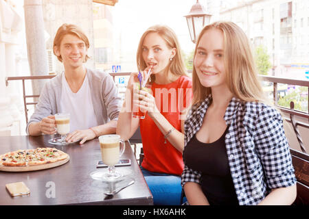 Porträt von happy Teenager Freunde sitzen und plaudern im café Stockfoto