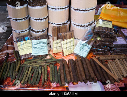 Reise nach Iquitos, Peru. Besuch der lokalen Ayahuasca Heilung Zentrum beteiligen Shipibo Medizin Zeremonie mit Schamanen und trinken Dieta Pflanzen Stockfoto