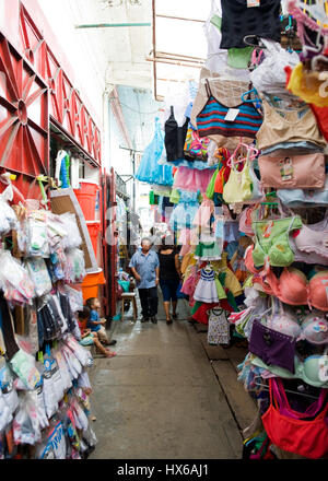 Reise nach Iquitos, Peru. Besuch der lokalen Ayahuasca Heilung Zentrum beteiligen Shipibo Medizin Zeremonie mit Schamanen und trinken Dieta Pflanzen Stockfoto