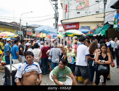 Reise nach Iquitos, Peru. Besuch der lokalen Ayahuasca Heilung Zentrum beteiligen Shipibo Medizin Zeremonie mit Schamanen und trinken Dieta Pflanzen Stockfoto