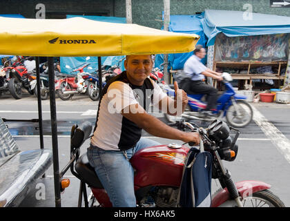 Reise nach Iquitos, Peru. Besuch der lokalen Ayahuasca Heilung Zentrum beteiligen Shipibo Medizin Zeremonie mit Schamanen und trinken Dieta Pflanzen Stockfoto