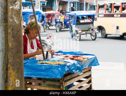 Reise nach Iquitos, Peru. Besuch der lokalen Ayahuasca Heilung Zentrum beteiligen Shipibo Medizin Zeremonie mit Schamanen und trinken Dieta Pflanzen Stockfoto