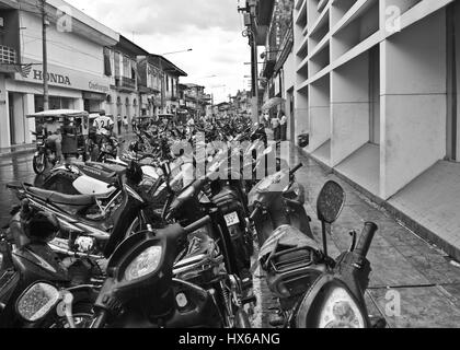 Reise nach Iquitos, Peru. Besuch der lokalen Ayahuasca Heilung Zentrum beteiligen Shipibo Medizin Zeremonie mit Schamanen und trinken Dieta Pflanzen Stockfoto