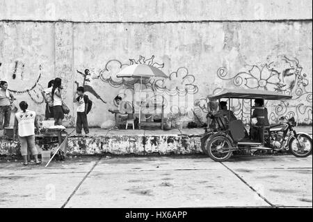 Reise nach Iquitos, Peru. Besuch der lokalen Ayahuasca Heilung Zentrum beteiligen Shipibo Medizin Zeremonie mit Schamanen und trinken Dieta Pflanzen Stockfoto