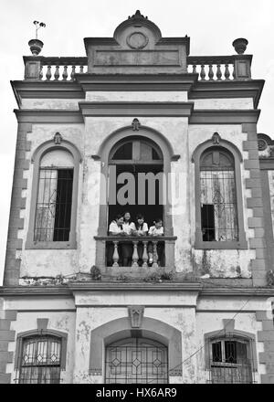 Reise nach Iquitos, Peru. Besuch der lokalen Ayahuasca Heilung Zentrum beteiligen Shipibo Medizin Zeremonie mit Schamanen und trinken Dieta Pflanzen Stockfoto