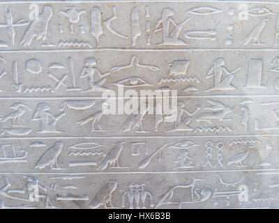 Hieroglyphen auf Stein - alten Ägypten Schriften Stockfoto