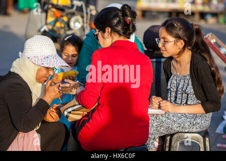 Meknès, Marokko.  Anwendung ein Henna-Tattoo in den Ort Hedime. Stockfoto