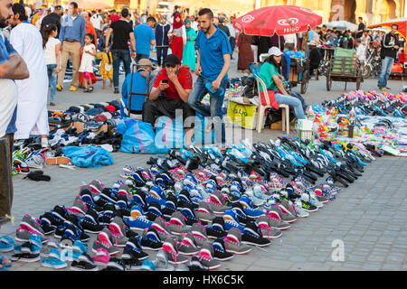 Meknès, Marokko.  Schuhe und Sandalen (Flip-flops) für Verkauf in den Ort Hedime. Stockfoto