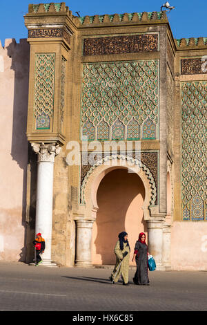 Meknès, Marokko.  Zwei Frauen zu Fuß vor der Bab Mansour, erbaut 1672-1732. Stockfoto