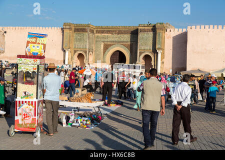 Meknès, Marokko.  Am Nachmittag Kreditoren im Ort Hedime, Bab Mansour im Hintergrund. Stockfoto