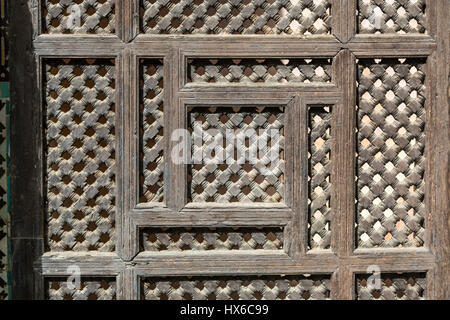 Meknès, Marokko.  Medersa Bou Inania, 14.. Jahrhundert.  Geschnitzte Holzplatte, ein Mashrabiya. Stockfoto
