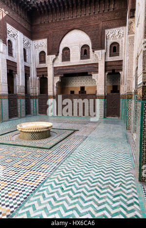 Meknès, Marokko.  Medersa Bou Inania, 14.. Jahrhundert.  Innenhof und Springbrunnen. Stockfoto
