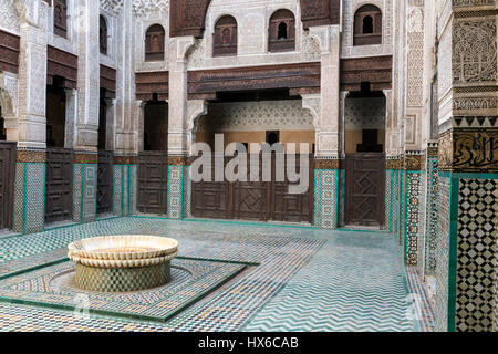 Meknès, Marokko.  Medersa Bou Inania, 14.. Jahrhundert.  Innenhof und Springbrunnen. Stockfoto