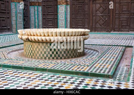 Meknès, Marokko.  Medersa Bou Inania, 14.. Jahrhundert.  Innenhof und Springbrunnen. Stockfoto