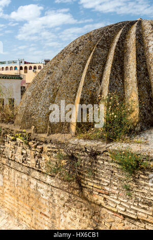 Meknès, Marokko.  Medersa Bou Inania, 14.. Jahrhundert.  Kuppel auf dem Dach. Stockfoto