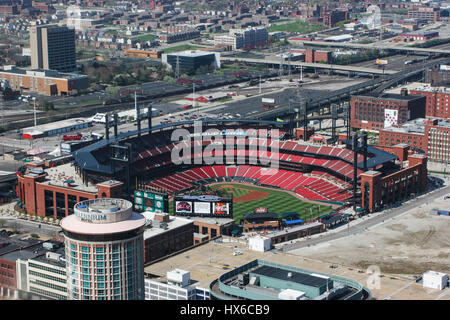 St. Louis - ca. Mai 2008: Busch Stadium - Heimat der Kardinäle - von der Spitze des Gateway Arch ich Stockfoto