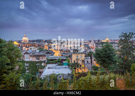 Blick auf Rom vom Pincio-Hügel in der Nacht - Rom, Italien Stockfoto