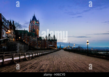 Frontenac Castle und Terrasse Dufferin nachts - Quebec Stadt, Quebec, Kanada Stockfoto