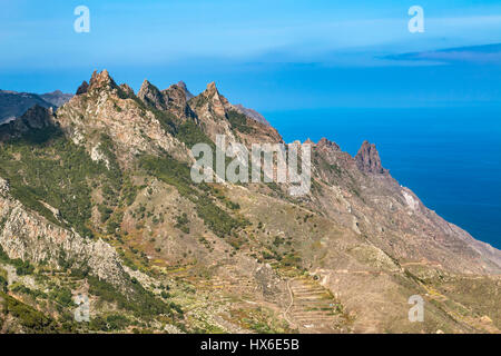 Das Anaga-Gebirge im Norden von Teneriffa, Spanien von einem Aussichtspunkt. Stockfoto