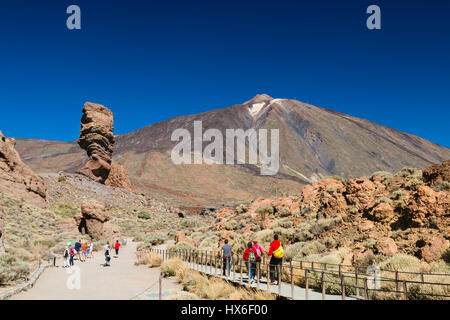 Teneriffa - Oktober 10: Touristen zu Fuß in Richtung Roque Cinchado in Teneriffa, Spanien, mit dem Pico del Teide im Hintergrund am 10. Oktober 2014 Stockfoto