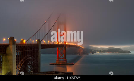 Magische Stunde an der Golden Gate Bridge bei Sonnenuntergang im Nebel.