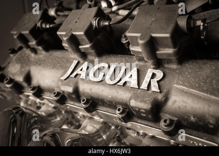 WEYBRIDGE, SURREY, UK - 9. August 2015: Nahaufnahme von schwarzen und weißen Oldtimer Jaguar-Enigine im Brooklands Motor Museum im Jahr 2015. Stockfoto