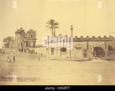 Das Äußere von Sikandra Bagh bezieht sich auf den großen Eingang zum Sikandra Bagh, der sich in der Nähe des Grabes von Kaiser Akbar in Indien befindet. Dieses historische Gebäude verfügt über eine beeindruckende Mogul-Architektur mit einer unverwechselbaren Mischung aus islamischen und indischen Designelementen. Stockfoto