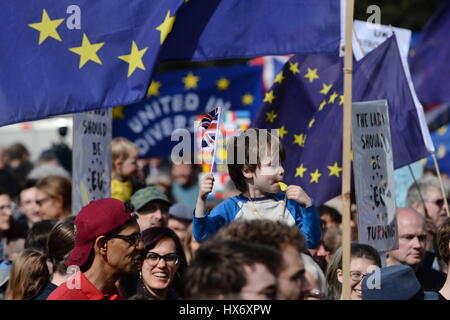 4-j hrige Cormac Mellor-Stephenson tritt EU-Befürworter Demonstranten nehmen Teil an einer Demonstration für Europa Kundgebung gegen Brexit Anfang in der Park Lane im Zentrum von London. Stockfoto