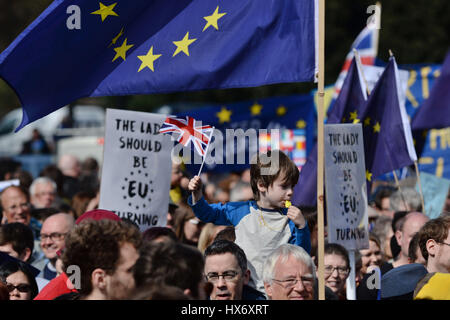 4-j hrige Cormac Mellor-Stephenson tritt EU-Befürworter Demonstranten nehmen Teil an einer Demonstration für Europa Kundgebung gegen Brexit im Zentrum von London. Stockfoto