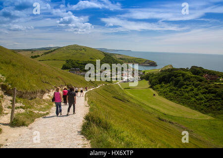 Nähert sich Lulworth Cove von Langstrecken South West Coast Path an der Jurassic Coast, Dorset, England Stockfoto