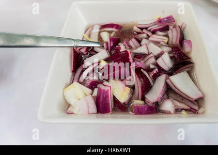 Rote Zwiebel in eine Schüssel für Salat zerhackt Stockfoto