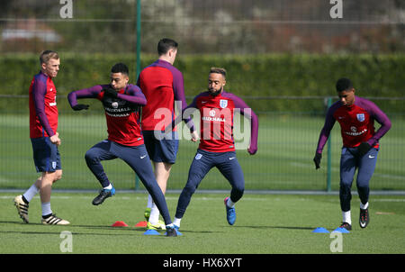 Jesse Lingard (zweiter von links) und Nathan Redmond (Mitte) während des Trainings am Trainingsgelände Enfield, London England. Stockfoto