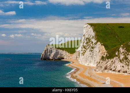 Blick nach Westen von Durdle Door in Richtung Kreidefelsen von Swyre Head und Fledermaus-Head an der Jurassic Coast, Dorset, England Stockfoto