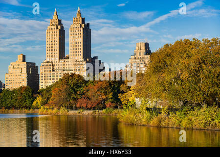 Ansicht der Upper West Side-Gebäude und dem Central Park im Herbst. Jacqueline Kennedy Onassis Reservoir, Manhattan, New York City Stockfoto