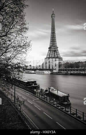 Der Eiffelturm und die Ufer des Flusses Seine & schwarz-weiß. Paris, Frankreich Stockfoto