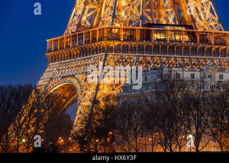 Nahaufnahme der Eiffelturm beleuchtet in der Dämmerung, Paris, Frankreich Stockfoto