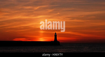 PABest die Sonne steigt über Tynemouth Leuchtturm in Tyne and Wear am letzten Tag bevor die Uhren vorwärts zu gehen. Stockfoto