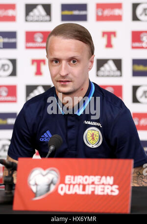 Der schottische Leigh Griffiths während der Pressekonferenz im Hampden Park, Glasgow. DRÜCKEN SIE VERBANDSFOTO. Bilddatum: Samstag, 25. März 2017. Siehe PA Story Soccer Scotland. Bildnachweis sollte lauten: Jane Barlow/PA Wire. EINSCHRÄNKUNGEN: Die Nutzung unterliegt Einschränkungen. Nur für redaktionelle Zwecke. Kommerzielle Nutzung nur mit vorheriger schriftlicher Zustimmung der Scottish FA. Weitere Informationen erhalten Sie unter +44 (0)1158 447447. Stockfoto