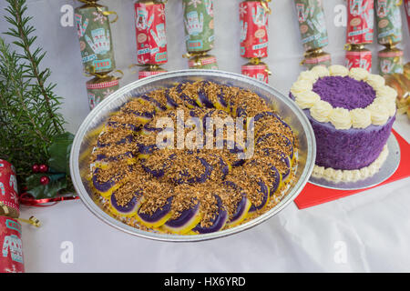 Philippinische lila Yam Kuchen und Süßigkeiten mit einem Display von Früchten Stockfoto