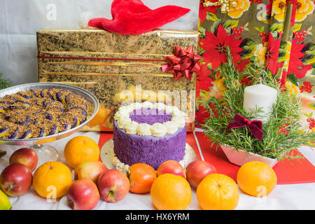 Philippinische lila Yam Kuchen und Süßigkeiten mit einem Display von Früchten Stockfoto