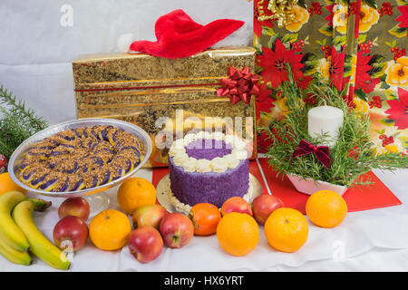 Philippinische lila Yam Kuchen und Süßigkeiten mit einem Display von Früchten Stockfoto