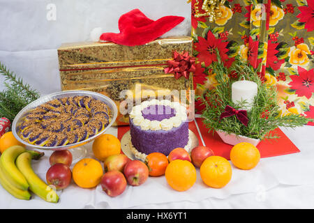 Philippinische lila Yam Kuchen und Süßigkeiten mit einem Display von Früchten Stockfoto