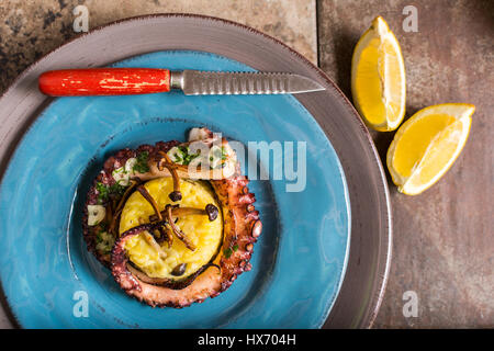 Gegrillte Meeresfrüchte Tintenfisch auf Safranrisotto mit braunen Shimeji Pilze Stockfoto